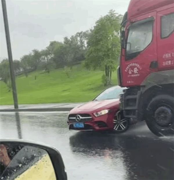 ���۱���������ж�����ʻ��1���� �ٷ�ͨ��������˾����绰û����