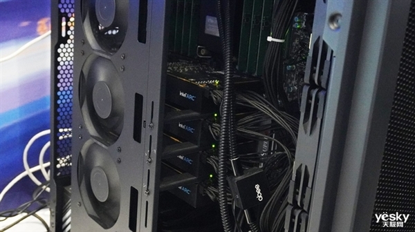 Ӣ�ض�������AI PC�����ռ�