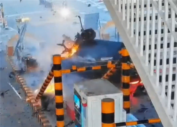 ���Ӿƺ�����������ʻ������˯�ź�ײ���շ�վը�����