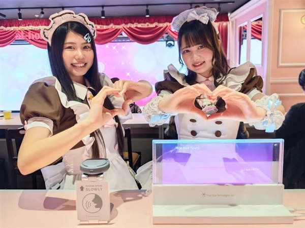 �ձ�Ů�Ϳ���������AI������Ļ��͸��ʵʱ��Ļ �˿Ϳ������۲�Ů�ͱ����붯��